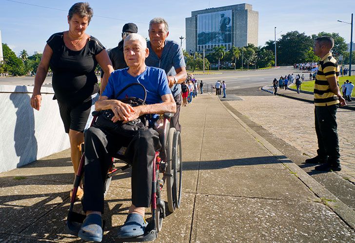 Largas filas de cubanos comenzaron a despedir a Fider Castro en la Plaza de la Revolución de La Habana.