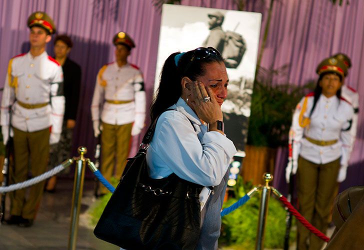 Largas filas de cubanos comenzaron a despedir a Fider Castro en la Plaza de la Revolución de La Habana.