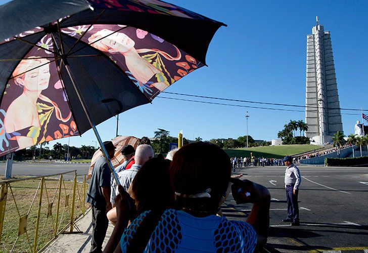 Largas filas de cubanos comenzaron a despedir a Fider Castro en la Plaza de la Revolución de La Habana.