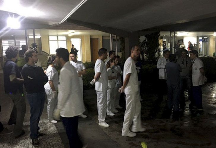 En un principio se habían contabilizado seis sobrevivientes pero uno de ellos murió durante el traslado al hospital.