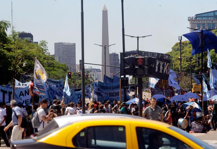 Organizaciones sociales y políticas cortan Av 9 de Julio