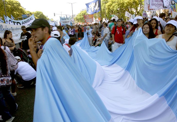 Organizaciones sociales y políticas cortan Av 9 de Julio