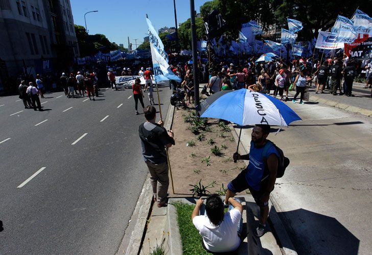 Organizaciones sociales y políticas cortan Av 9 de Julio