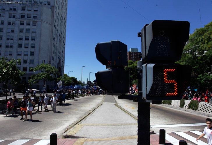 Organizaciones sociales y políticas cortan Av 9 de Julio