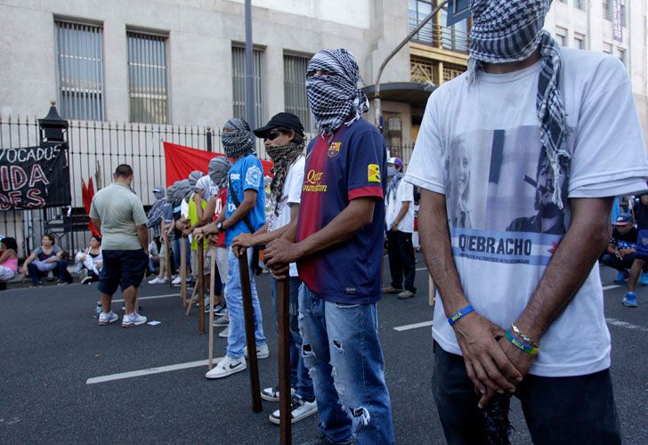 Organizaciones sociales y políticas cortan Av 9 de Julio