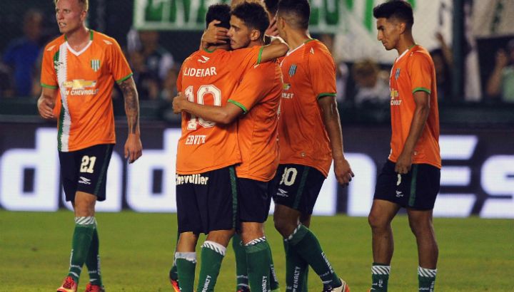 Banfield hundió a Huracán en la zona de descenso