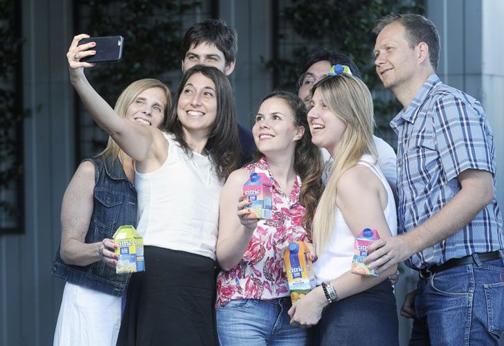 Selfie jugosa. Muchos de los empleados retrataron el momento. Los jugos de naranja y el mix de frutilla y naranja fueron los sabores preferidos.