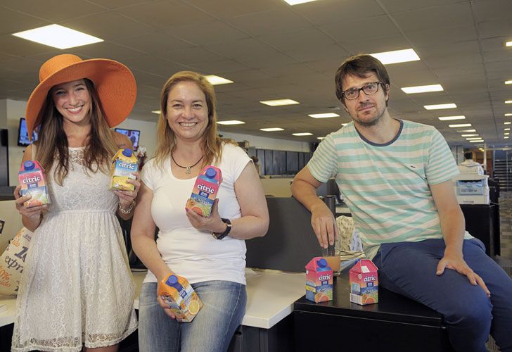 Periodistas de Luz aprovecharon para sacarse fotos con una de las promotoras que fueron repartiendo jugos durante el día.