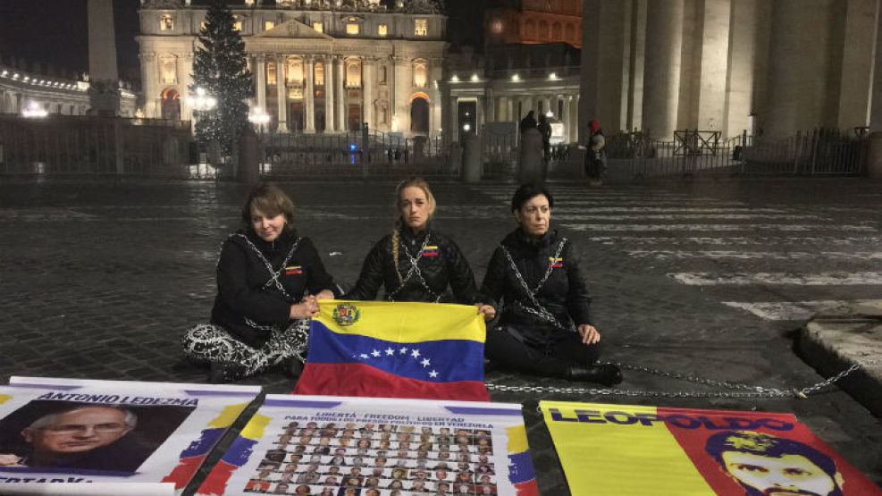 Lilian Tintori se encadenó frente al Vaticano.