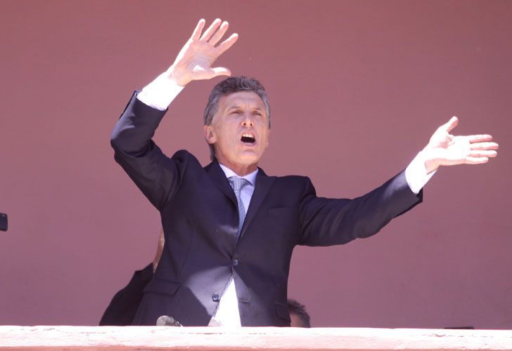 El presidente Mauricio Macri saluda en el balcón de la Casa de Gobierno. 10/12/2015