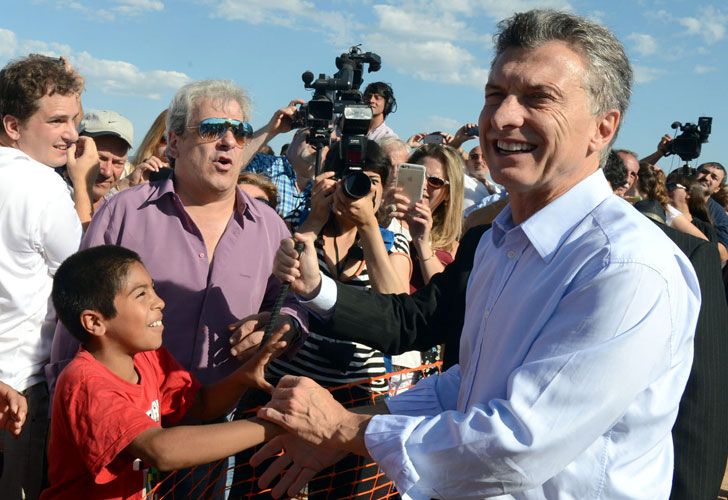 El presidente Mauricio Macri inaugura obras en un tramo de la ruta 8 en la ciudad bonaerense de San Antonio de Areco. 11/12/2015