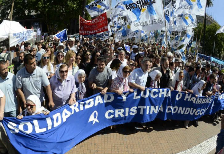 La Marcha de la Resistencia en Plaza de Mayo, liderada por Hebe de Bonafini, titular de Madres de Plaza de Mayo.