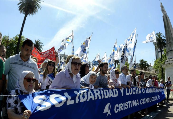 La Marcha de la Resistencia en Plaza de Mayo, liderada por Hebe de Bonafini, titular de Madres de Plaza de Mayo.