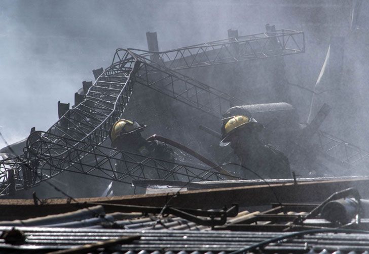 Un incendio de grandes proporciones que se desató esta mañana a las 7.15 en un depósito de reciclaje de cartones en la localidad de Bernal y que no provocó heridos, está siendo controlado por 12 dotaciones de bomberos que impidieron que las llamas se propaguen a un jardín de infantes lindero.