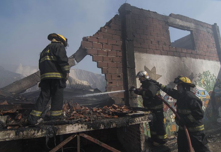 Un incendio de grandes proporciones que se desató esta mañana a las 7.15 en un depósito de reciclaje de cartones en la localidad de Bernal y que no provocó heridos, está siendo controlado por 12 dotaciones de bomberos que impidieron que las llamas se propaguen a un jardín de infantes lindero.