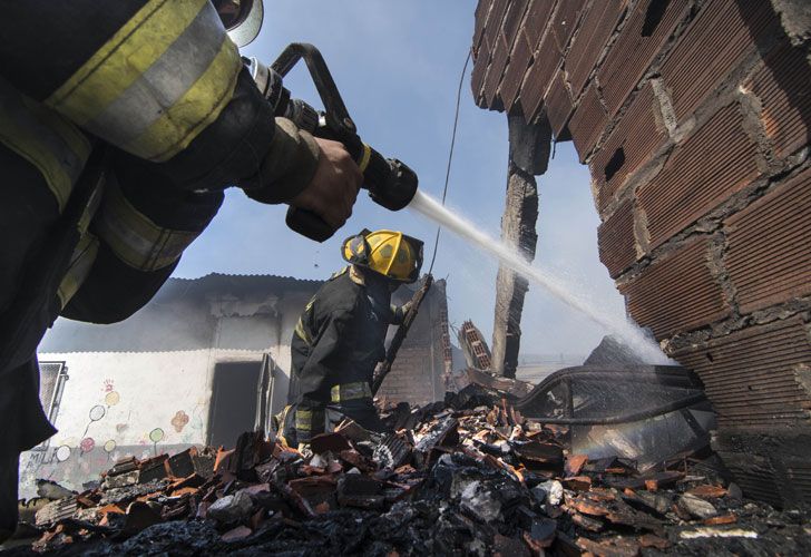 Un incendio de grandes proporciones que se desató esta mañana a las 7.15 en un depósito de reciclaje de cartones en la localidad de Bernal y que no provocó heridos, está siendo controlado por 12 dotaciones de bomberos que impidieron que las llamas se propaguen a un jardín de infantes lindero.