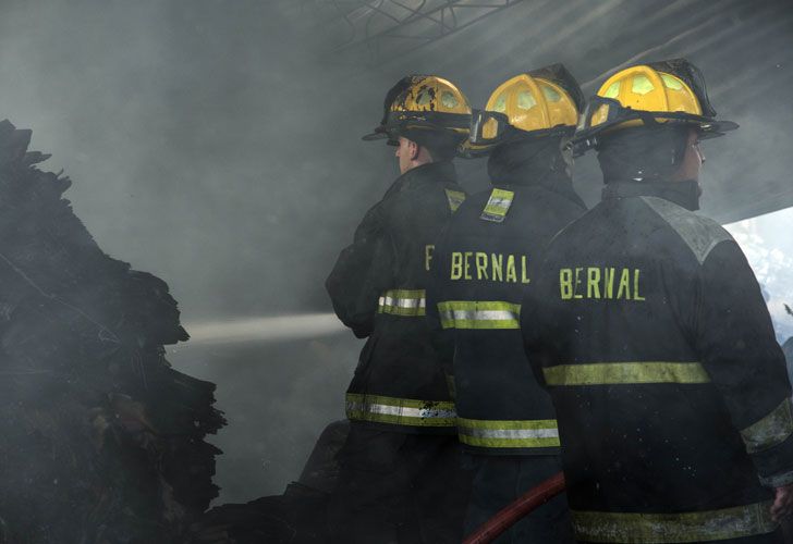 Un incendio de grandes proporciones que se desató esta mañana a las 7.15 en un depósito de reciclaje de cartones en la localidad de Bernal y que no provocó heridos, está siendo controlado por 12 dotaciones de bomberos que impidieron que las llamas se propaguen a un jardín de infantes lindero.