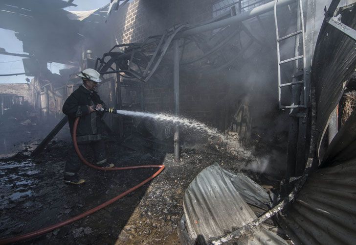 Un incendio de grandes proporciones que se desató esta mañana a las 7.15 en un depósito de reciclaje de cartones en la localidad de Bernal y que no provocó heridos, está siendo controlado por 12 dotaciones de bomberos que impidieron que las llamas se propaguen a un jardín de infantes lindero.