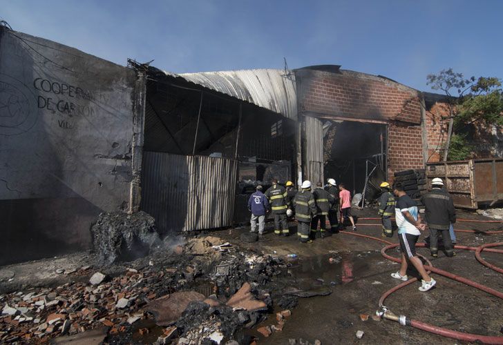 Un incendio de grandes proporciones que se desató esta mañana a las 7.15 en un depósito de reciclaje de cartones en la localidad de Bernal y que no provocó heridos, está siendo controlado por 12 dotaciones de bomberos que impidieron que las llamas se propaguen a un jardín de infantes lindero.