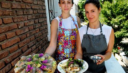 astral. Sol y Nuria, de Casabierta, un restó a puertas cerradas, con comida inspirada en los signos. (Arr.) Joe Fernández vincula tragos y astros. (Izq.) Hay libros de cocina sobre el tema.