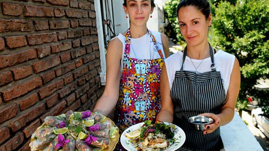 astral. Sol y Nuria, de Casabierta, un restó a puertas cerradas, con comida inspirada en los signos. (Arr.) Joe Fernández vincula tragos y astros. (Izq.) Hay libros de cocina sobre el tema.