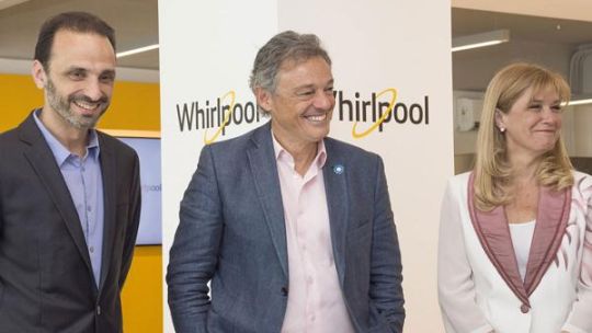 El ministro de Producción Francisco Cabrera junto a la intendente de La Matanza Verónica Magario en una inauguración de Whirlpool.