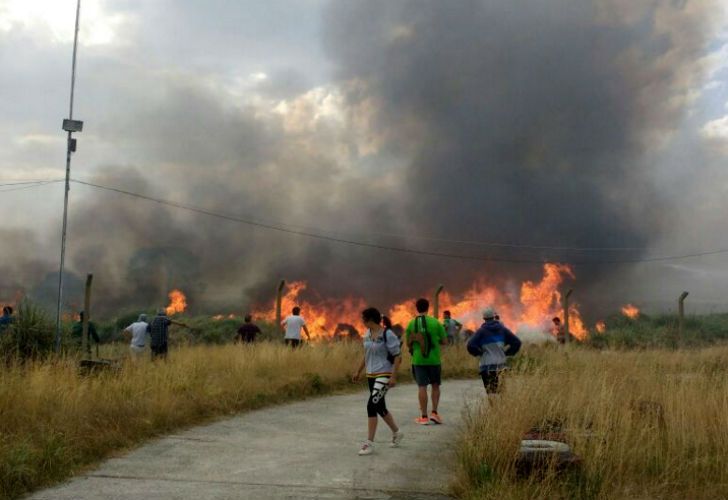 El fuego se extiende en los bosques de Valeria del Mar y Cariló. 