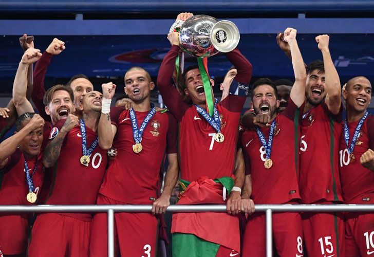 El capitán y delantero de Portugal, Cristiano Ronaldo, resistirá el trofeo de los ganadores en el partido de fútbol Euro 2016 entre Francia y Portugal en el Stade de France en Saint-Denis, al norte de París, el 10 de julio de 2016.