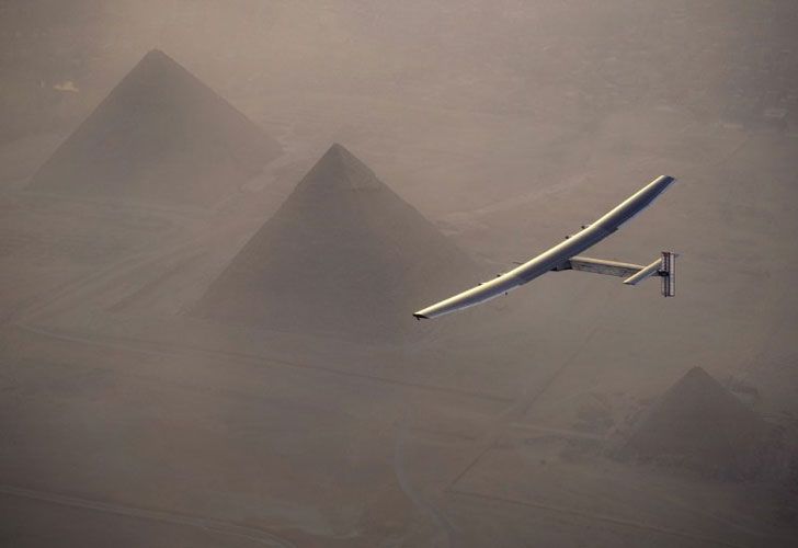 Este folleto publicado por Solar Impulse 2 muestra el avión solar, pilotado por el pionero suizo André Borschberg, durante el paso elevado de las pirámides de Giza el 13 de julio de 2016 antes de aterrizar en El Cairo, Egipto. La 16ª vuelta de la vuelta al mundo-viaje de Sevilla en España cubrió una distancia de 3.700 kilómetros y tomó casi 49 horas. El Solar Impulse 2 aterrizó en El Cairo el 13 de julio de 2016 para la penúltima parada en la gira mundial del avión solar, dos días después de partir de España.