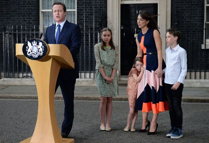 El primer ministro británico David Cameron habla junto a su hija Nancy Gwen, su hija Florence Rose Endellion, su esposa Samantha Cameron y su hijo Arthur Elwen, fuera del 10 Downing Street, en el centro de Londres el 13 de julio de 2016, antes de ir a Buckingham Palace para presentar su renuncia A la reina Isabel II.