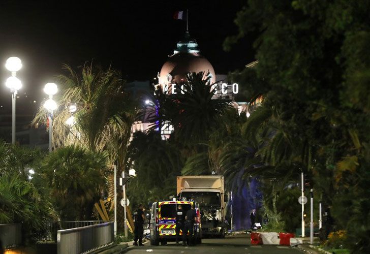 Los agentes de policía se pararon cerca de una furgoneta, con su parabrisas lleno de balas, que aró en una muchedumbre dejando un fuegos artificiales en la ciudad francesa de Niza el 14 de julio de 2016.