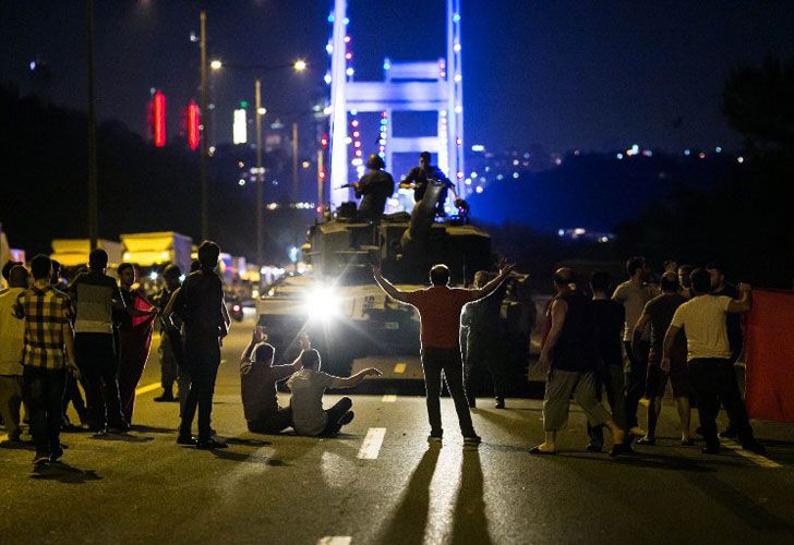 La gente asume el control un tanque cerca del puente de Fatih Sultan Mehmet durante enfrentamientos con fuerzas militares en Estambul el 16 de julio de 2016.