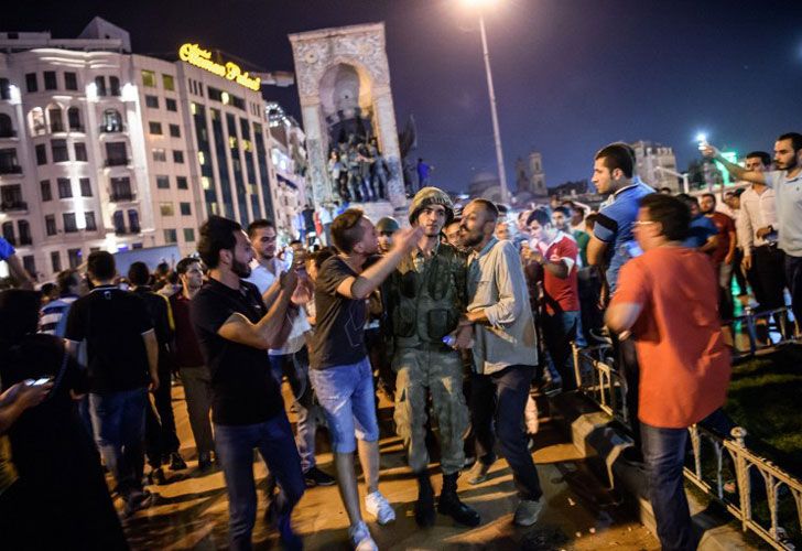 Las fuerzas militares turcas lanzaron el 16 de julio un fuego contra las multitudes reunidas en Estambul tras un intento de golpe de estado, causando víctimas, dijo un fotógrafo de la AFP.