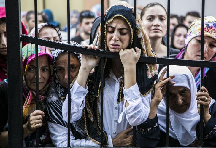 Las mujeres reaccionan durante el funeral de una víctima del fracasado intento de golpe del 15 de julio en Estambul el 17 de julio de 2016.