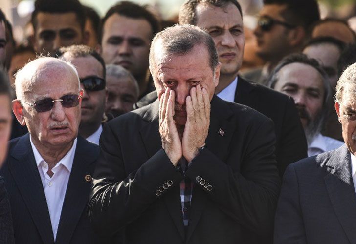 El presidente de Turquía, Recep Tayyip Erdogan (C), reacciona después de asistir al funeral de una víctima del intento de golpe de estado en Estambul el 17 de julio de 2016.