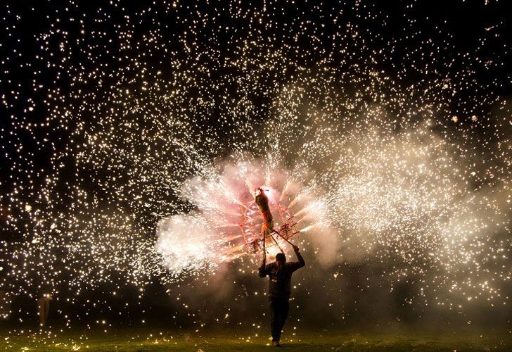 Un hombre participa en la Feria Internacional de fuegos artificiales en el municipio de Indaparapeo, en el estado de Michoacán, México, el 2 de abril de 2016.