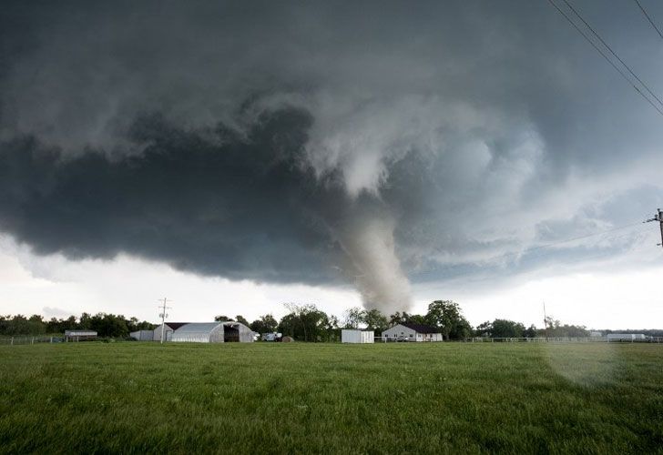 Un tornado rasga a través de un área residencial después de tocar abajo al sur de Wynnewood, Oklahoma el 9 de mayo de 2016.