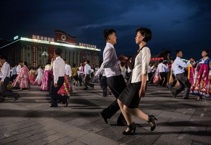 Los artistas participan en un baile de masas en la plaza Kim Il-Sung después de un desfile para marcar el final del 7º Congreso del Partido de los Trabajadores en la plaza Kim Il-Sung en Pyongyang el 10 de mayo de 2016.