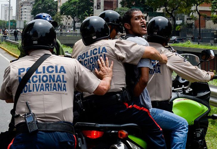 Un hombre es arrestado durante una protesta contra los nuevos poderes de emergencia decretados esta semana por el presidente Nicolás Maduro en Caracas el 18 de mayo de 2016.