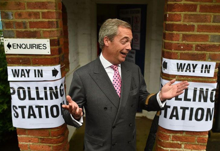 El líder del Partido de la Independencia del Reino Unido (UKIP) Nigel Farage posa para los fotógrafos mientras sale de una mesa de votación al sur de Londres el 23 de junio de 2016.