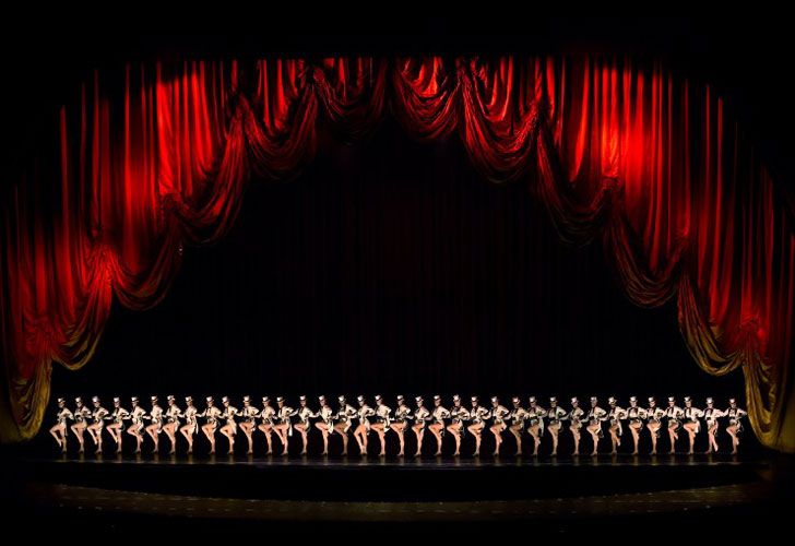 Los Radio City Rockettes realizan "Finale" en el Espectáculo de Nueva York 2016 en el Radio City Music Hall en Nueva York el 6 de julio de 2016. El espectáculo se está ejecutando hasta el 7 de agosto de 2016.