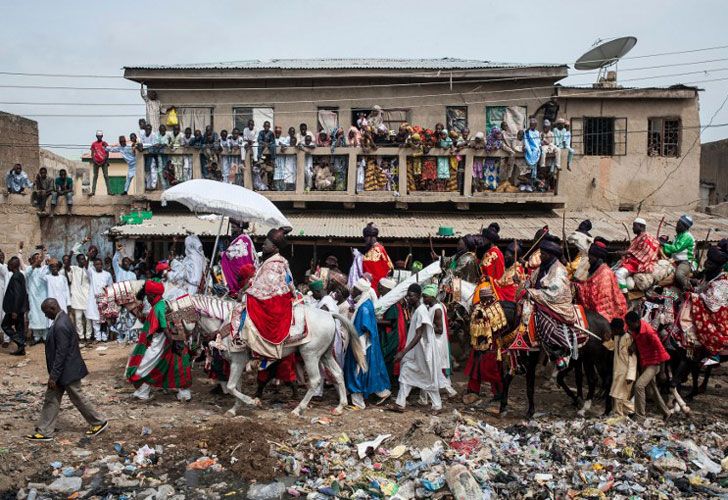 El Emir de Kano, Muhammadu Sanusi II, monta un caballo mientras desfila con su séquito y músicos en las calles de Kano, al norte de Nigeria el 6 de julio de 2016.