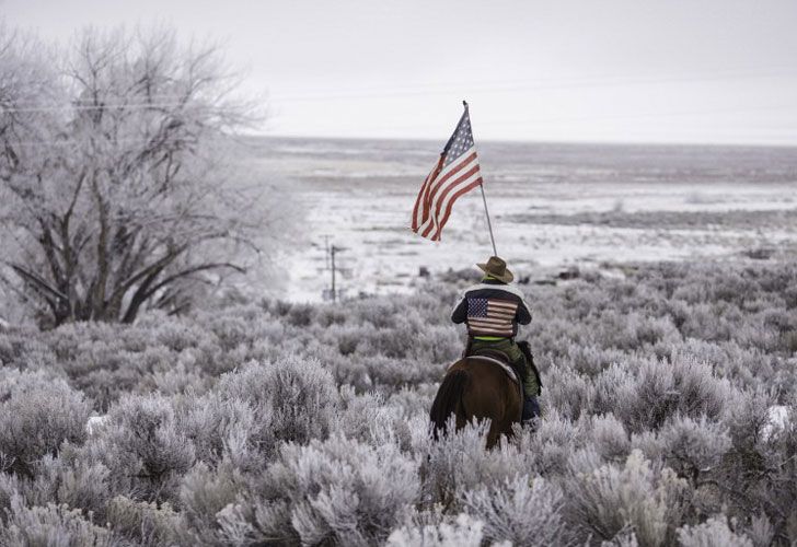 Duane Ehmer monta su Hellboy del caballo en el refugio de fauna nacional ocupado de Malheur en el sexto día de la ocupación del edificio federal en Burns, Oregon el 7 de enero de 2016.