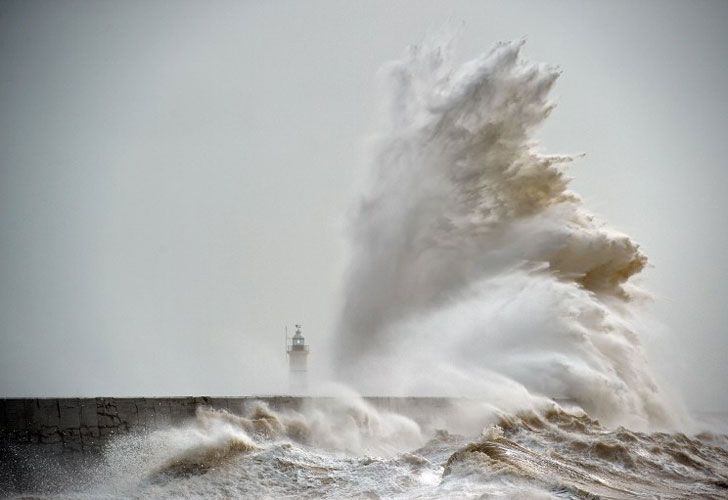 Las olas se estrellan sobre el faro de Newhaven en la costa sur de Inglaterra el 8 de febrero de 2016.