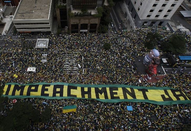 Los manifestantes toman parte en una protesta para exigir la dimisión de la presidenta brasileña Dilma Rousseff, el 13 de marzo de 2016 en la Avenida Paulista en Sao Paulo.