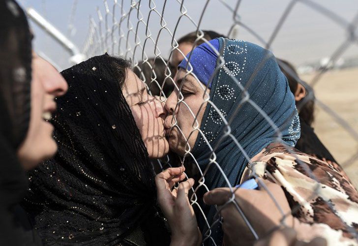 Los iraquíes recién desplazados que huyeron de la ciudad de Mosul, la última fortaleza del grupo islámico IS, están reunidos con sus familiares que vinieron hace dos años al campo de refugiados en el área de Khazir, cerca del puesto de control kurdo de Aksi Kalak, A unos 40 kilómetros al este de Arbil después de su llegada el 26 de octubre de 2016.