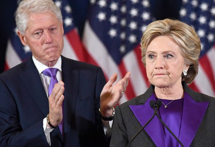 La candidata demócrata a la presidencia de los Estados Unidos, Hillary Clinton, hace un discurso de concesión tras ser derrotada por el presidente electo republicano Donald Trump, como el ex presidente Bill Clinton observa en Nueva York el 9 de noviembre de 2016.