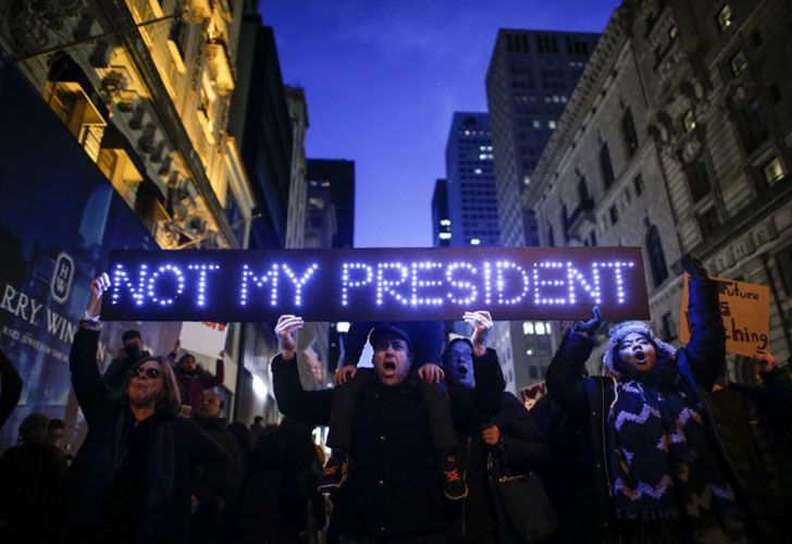 Manifestantes protestan contra el presidente electo de Estados Unidos, Donald Trump, frente a Trump Tower el 12 de noviembre de 2016 en Nueva York. Los estadounidenses se derramaron en las calles el sábado para un nuevo día de protestas contra Donald Trump, incluso cuando el presidente electo pareció alejarse de la ardiente retórica que lo impulsó a la Casa Blanca.