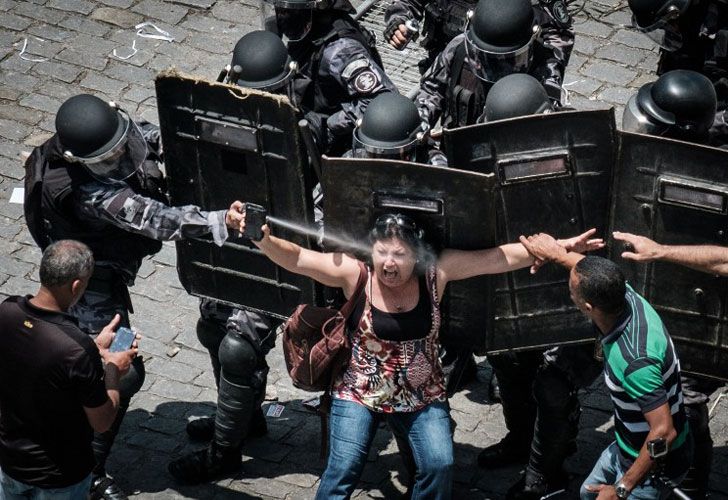 Los funcionarios del estado de Río de Janeiro protestan contra las medidas de austeridad ante la Asamblea del Estado de Río de Janeiro (ALERJ), donde los legisladores comenzaron a discutir las medidas promovidas por el gobernador Luiz Fernando Pezao presionando recortes presupuestarios en respuesta a las arcas públicas casi vacías, en Rio de Janeiro. Janeiro, Brasil, el 16 de noviembre de 2016.