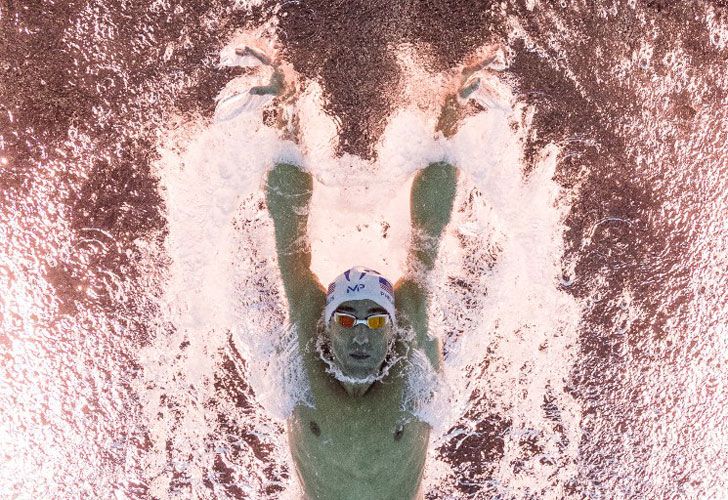 Michael Phelps de los EEUU compite en un calor de la mariposa de los hombres 100m durante el acontecimiento de la natación en los Juegos Olímpicos de Río 2016 en el estadio olímpico del Aquatics en Río de Janeiro el 11 de agosto de 2016.